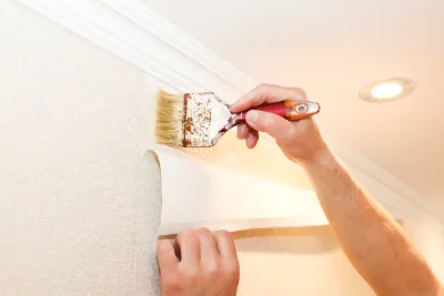 Pose de papier peint à Aups — revêtements muraux et toiles de verre